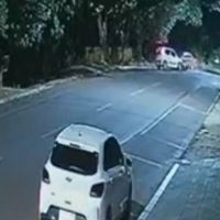 Imagem referente a Câmera de segurança registra momento exato da colisão entre Uno e Voyage no Bairro Neva