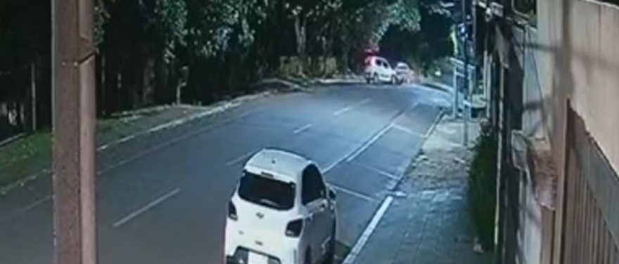 Câmera de segurança registra momento exato da colisão entre Uno e Voyage no Bairro Neva
