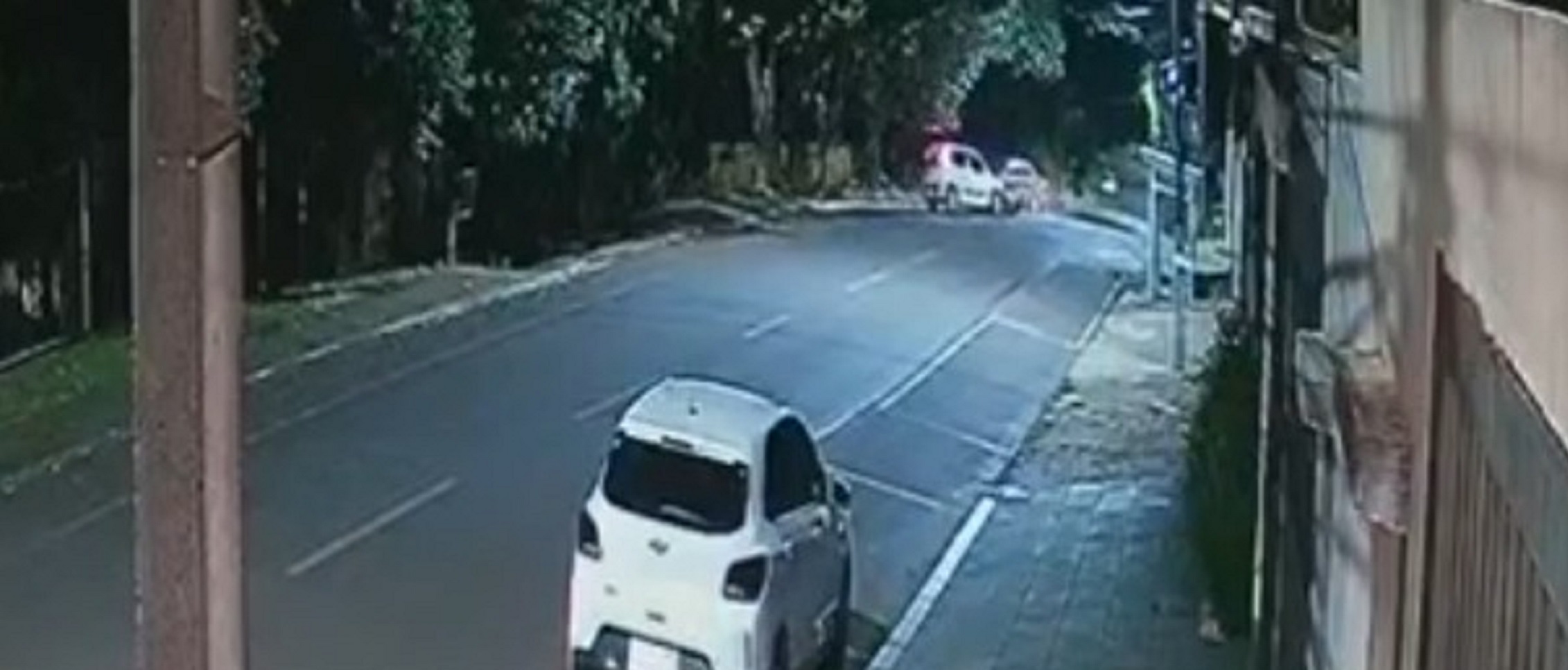 Câmera de segurança registra momento exato da colisão entre Uno e Voyage no Bairro Neva