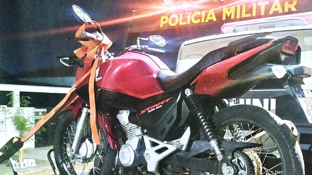 Motociclista sem habilitação é flagrado empinando moto no Bairro Floresta