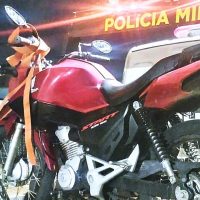 Imagem referente a Motociclista sem habilitação é flagrado empinando moto no Bairro Floresta
