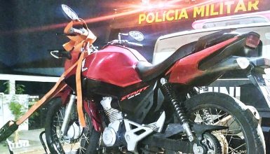Imagem referente a Motociclista sem habilitação é flagrado empinando moto no Bairro Floresta