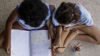 Metade dos estudantes não vê debate antirracista na escola, diz estudo