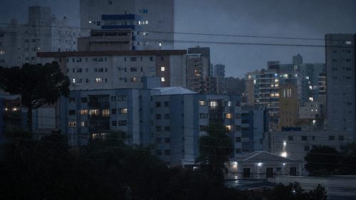 Homem com mandado de prisão é localizado escondido em banheiro em Pato Branco