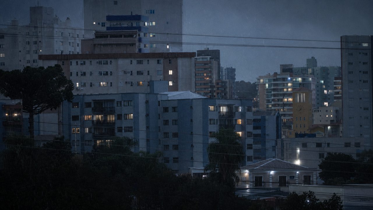 Homem com mandado de prisão é localizado escondido em banheiro em Pato Branco