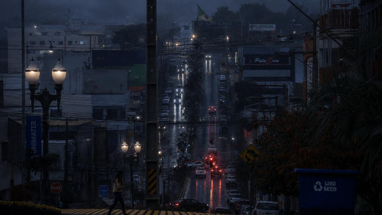 Mulher com lesão no braço pede ajuda na rua e companheiro acaba preso em flagrante