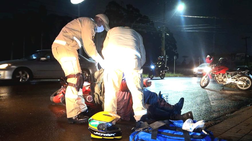 Motociclista fica ferido após colisão entre motos na Avenida Piquiri