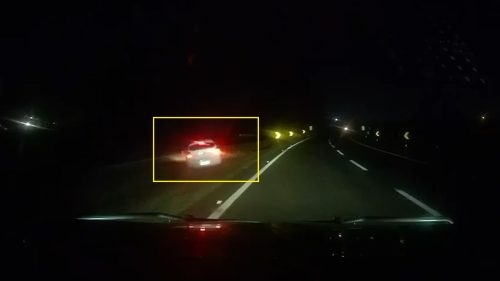 Veja momento em que carro carregado com drogas cai em barranco após perseguição policial