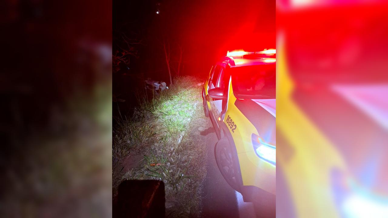 Mulher fica ferida após carro bater em árvore e capotar na PR-557