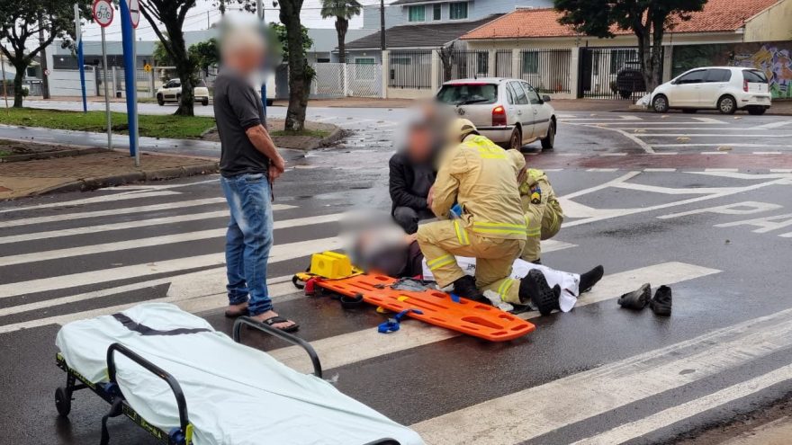 Motociclista desliza no asfalto da Praça do Maria Luiza e precisa do atendimento médico
