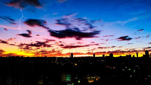 Paraná registra mais de 800 raios em uma única cidade durante a madrugada; Veja ranking