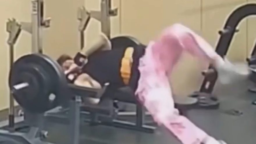 Homem escapa da morte após ser esmagado durante treino de supino com 145 kg em academia