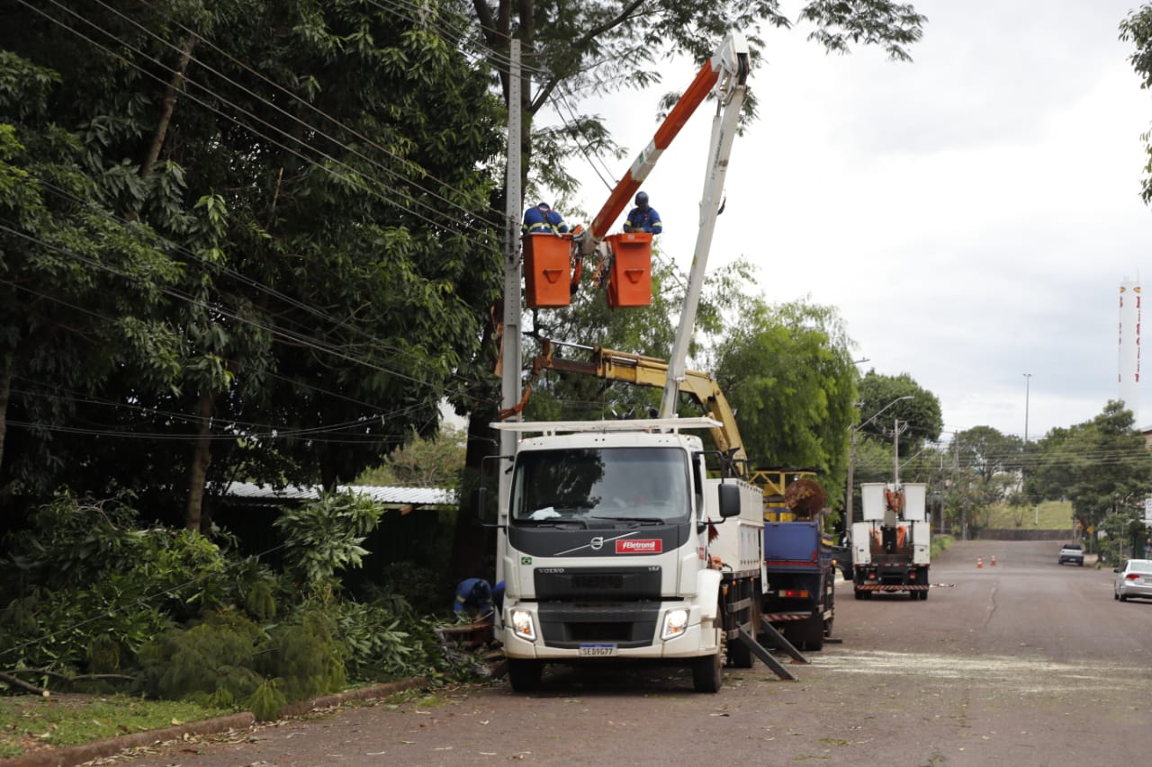 Mais de 2,6 mil imóveis ficam sem luz no bairro FAG, após rompimento de cabo