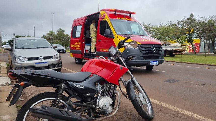 Após colisão com carro, motociclista fica ferido na Avenida Tancredo Neves