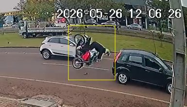 Imagem referente a Moto capota em acidente na Avenida Tancredo Neves; Veja vídeo