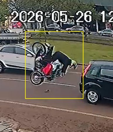 Imagem referente a Moto capota em acidente na Avenida Tancredo Neves; Veja vídeo