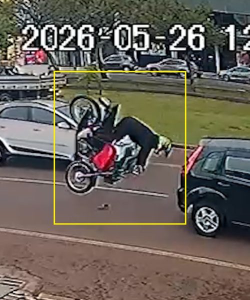 Imagem referente a Moto capota em acidente na Avenida Tancredo Neves; Veja vídeo
