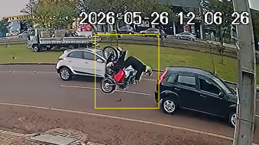 Moto capota em acidente na Avenida Tancredo Neves; Veja vídeo