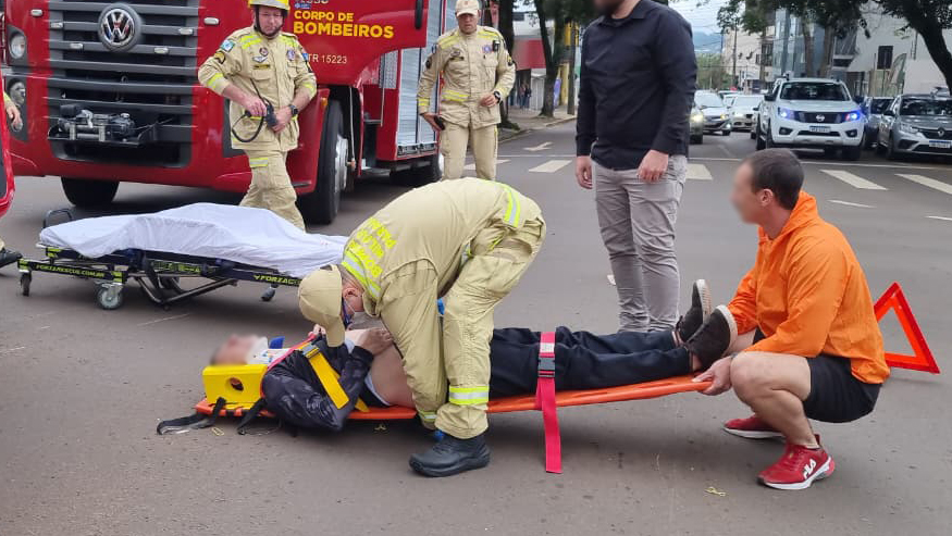 Motociclista é socorrido após acidente no Centro de Cascavel