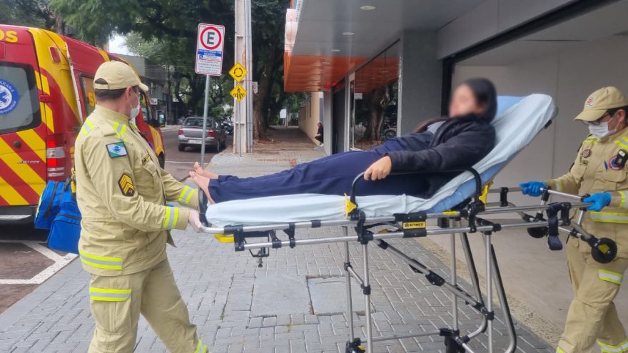 Jovem sofre queda em escadaria de colégio no Centro de Cascavel e é socorrida pelo Siate