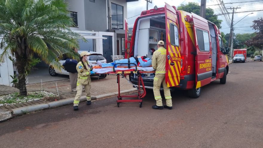 Mulher cai de escada em sobrado e mobiliza socorristas no Bairro Parque Verde, em Cascavel