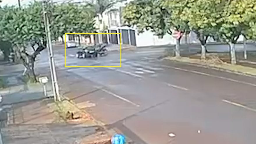 Câmera flagra motociclista sendo arremessado após colisão na Rua Salgado Filho