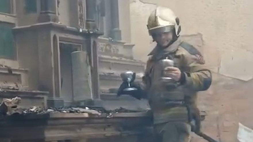 Bombeiro emociona fiéis ao salvar Jesus Eucarístico durante incêndio em igreja no RS