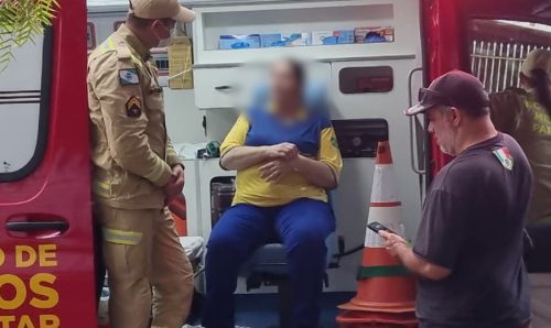 Entregadora dos Correios se fere em serviço ao bater bicicleta sem freio contra portão Imagem referente a Entregadora dos Correios se fere em serviço ao bater bicicleta sem freio contra portão