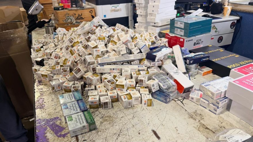 Receita Federal intercepta bagagem com R$ 1,3 milhão em emagrecedores e celulares