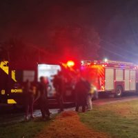 Imagem referente a Incêndio em prédio causa pânico, deixa três mulheres feridas e mobiliza bombeiros em Cascavel