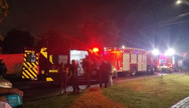 Imagem referente a Incêndio em prédio causa pânico, deixa três mulheres feridas e mobiliza bombeiros em Cascavel