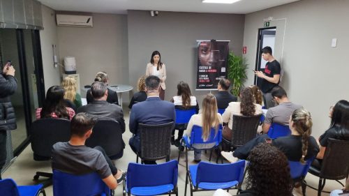 Coren-PR realiza ato de desagravo público após denúncias de agressões contra profissionais da saúde em Cascavel Imagem referente a Coren-PR realiza ato de desagravo público após denúncias de agressões contra profissionais da saúde em Cascavel