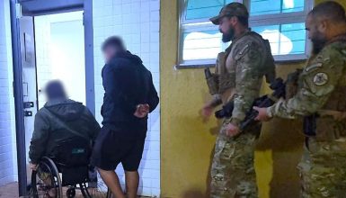 Imagem referente a SOE conduz dois homens à Delegacia após abordagem com controle de drone próximo ao presídio em Cascavel