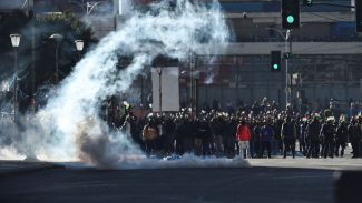 Em meio a protestos, Bolívia revoga lei que limitava estado de exceção