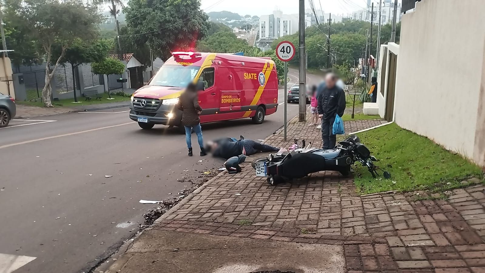Moto vai parar na calçada e duas pessoas ficam feridas em colisão com carro