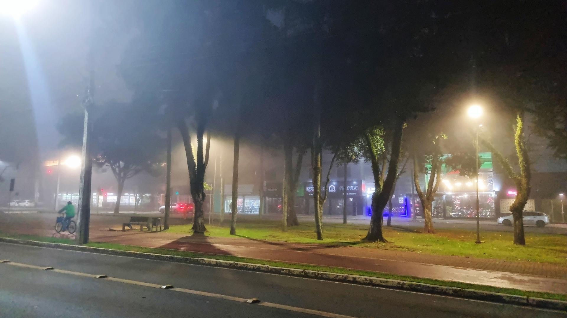 Entre a neblina e o frio, Cascavel desperta lentamente nesta quarta-feira