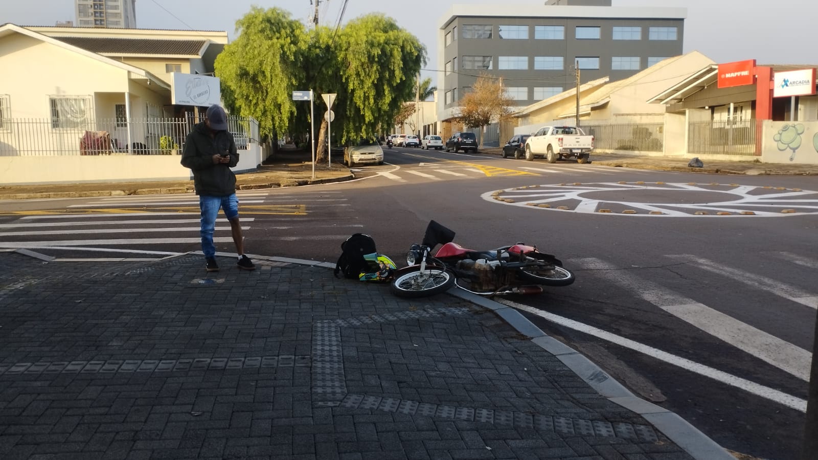 Acidente de trânsito deixa motociclista ferido na Rua Visconde de Guarapuava