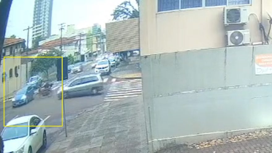 Veja como ocorreu acidente que deixou motociclista ferido na Rua Rio de Janeiro