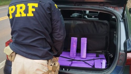PRF apreende 130 quilos de maconha durante abordagem na BR-277 em Cascavel Imagem referente a PRF apreende 130 quilos de maconha durante abordagem na BR-277 em Cascavel