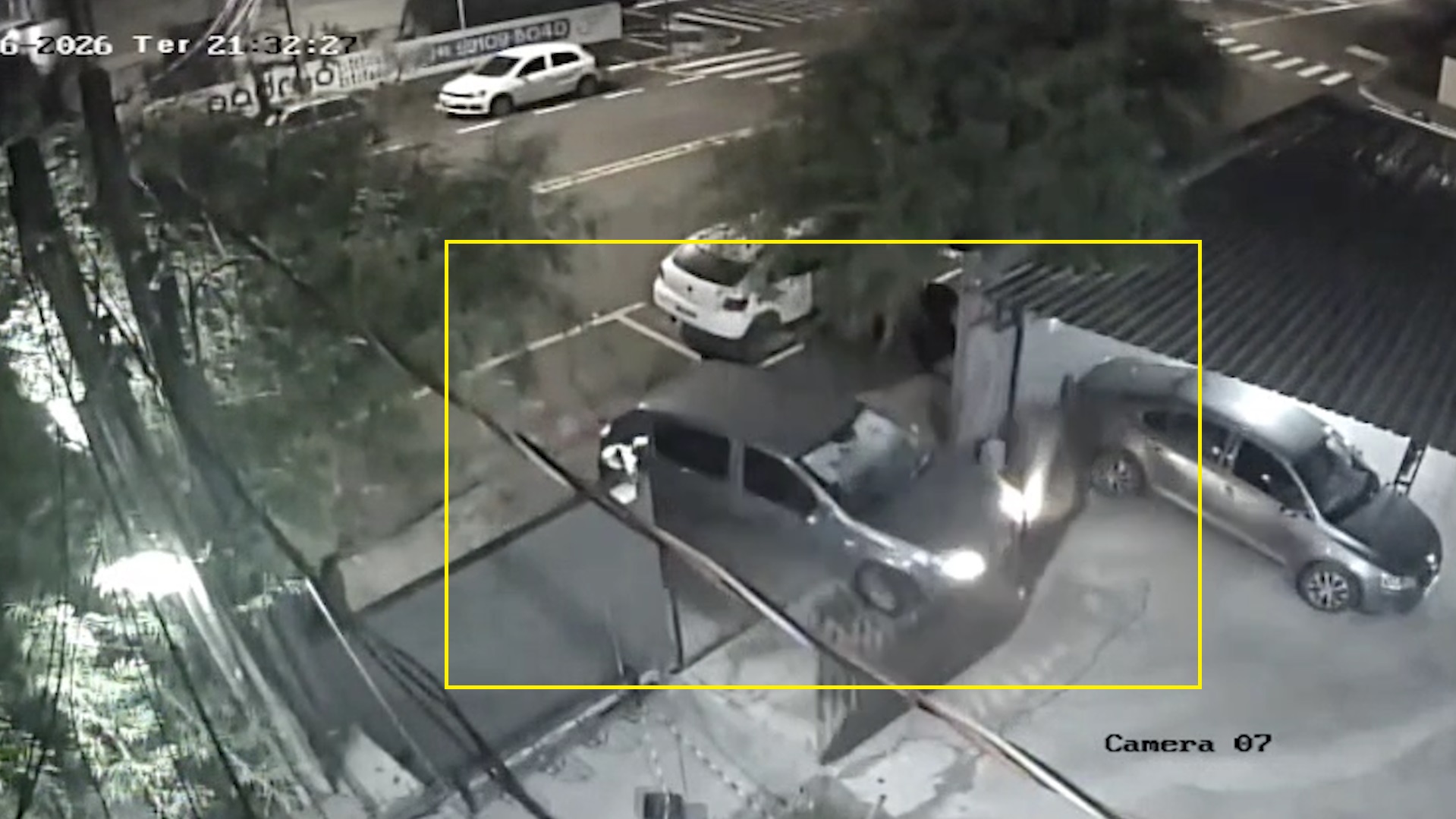Veja momento em que homem invade pátio da 20ª SDP de Toledo com carro e derruba portão