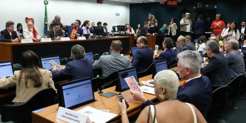 Oposição critica PEC do fim da escala 6×1 durante votação na Comissão Imagem referente a Oposição critica PEC do fim da escala 6×1 durante votação na Comissão