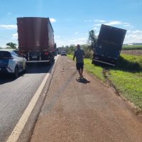 Imagem referente a Caminhão sai da pista na BR-369 e por pouco não tomba em Cascavel