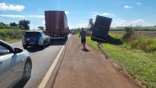 Caminhão sai da pista na BR-369 e por pouco não tomba em Cascavel Imagem referente a Caminhão sai da pista na BR-369 e por pouco não tomba em Cascavel