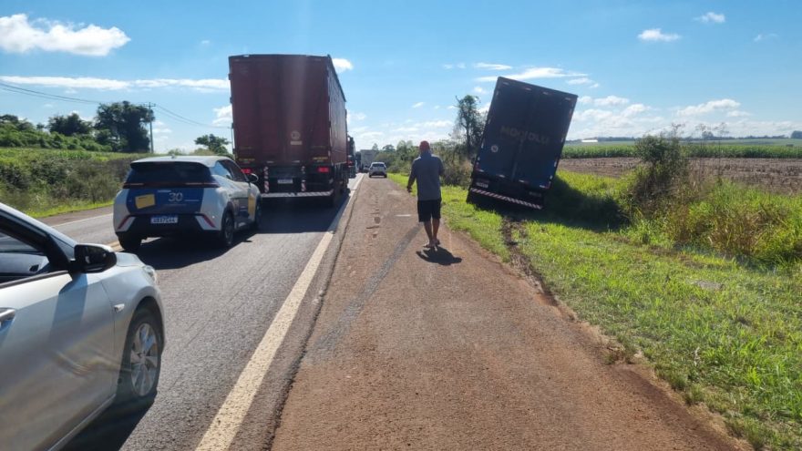 Caminhão sai da pista na BR-369 e por pouco não tomba em Cascavel