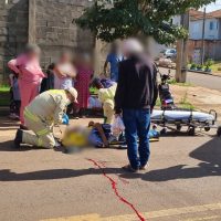 Imagem referente a Homem tem lesão grave ao ser atropelado por moto elétrica; mulher também fica ferida