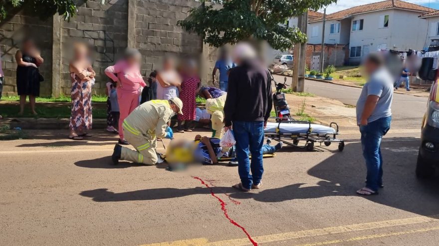 Homem tem lesão grave ao ser atropelado por moto elétrica; mulher também fica ferida