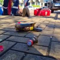 Imagem referente a Morador de rua sofre corte na cabeça após queda com garrafa de cachaça