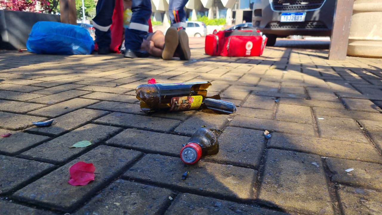 Imagem referente a Morador de rua sofre corte na cabeça após queda com garrafa de cachaça