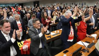 Comissão aprova relatório de PEC que acaba com escala 6X1