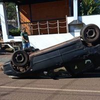 Imagem referente a Carro capota após acidente no Bairro Canadá em Cascavel